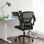 Ergonomiczne krzesło biurowe z siatką i składanymi podłokietnikami