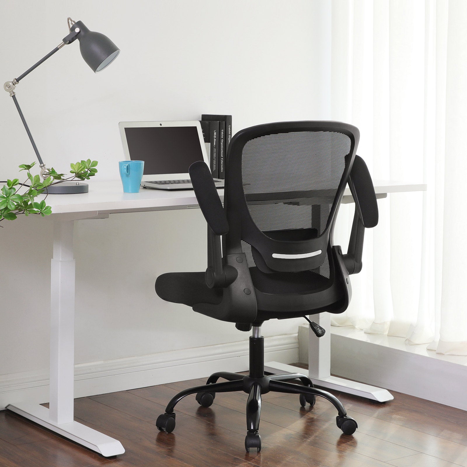 Ergonomiczne krzesło biurowe z siatką i składanymi podłokietnikami