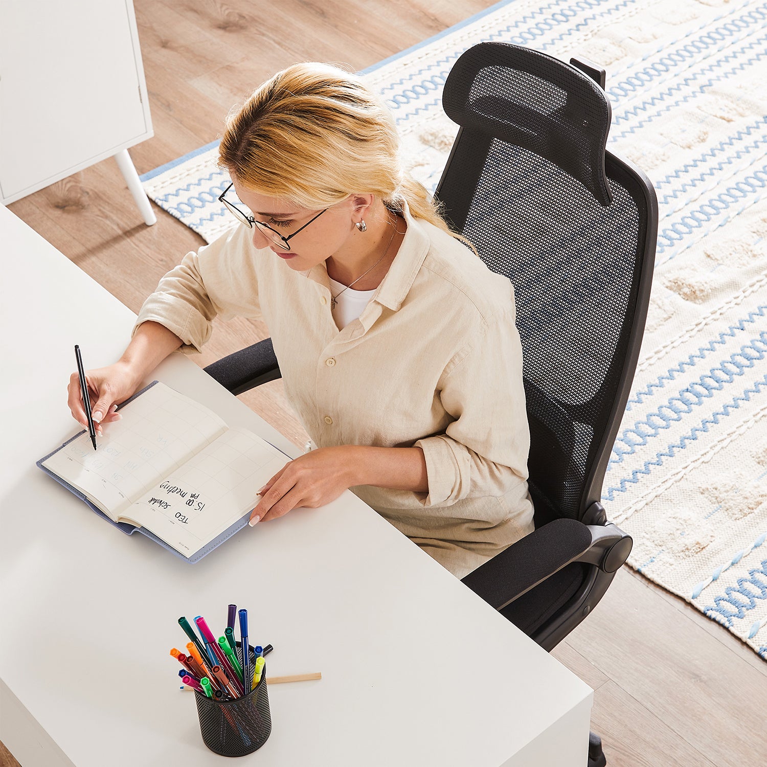 Ergonomiczne krzesło biurowe czarne z regulowanymi podłokietnikami