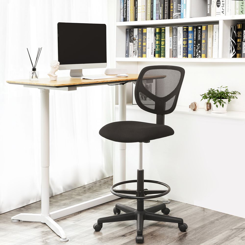 Ergonomiczne krzesło biurowe z regulowanym podnóżkiem czarne