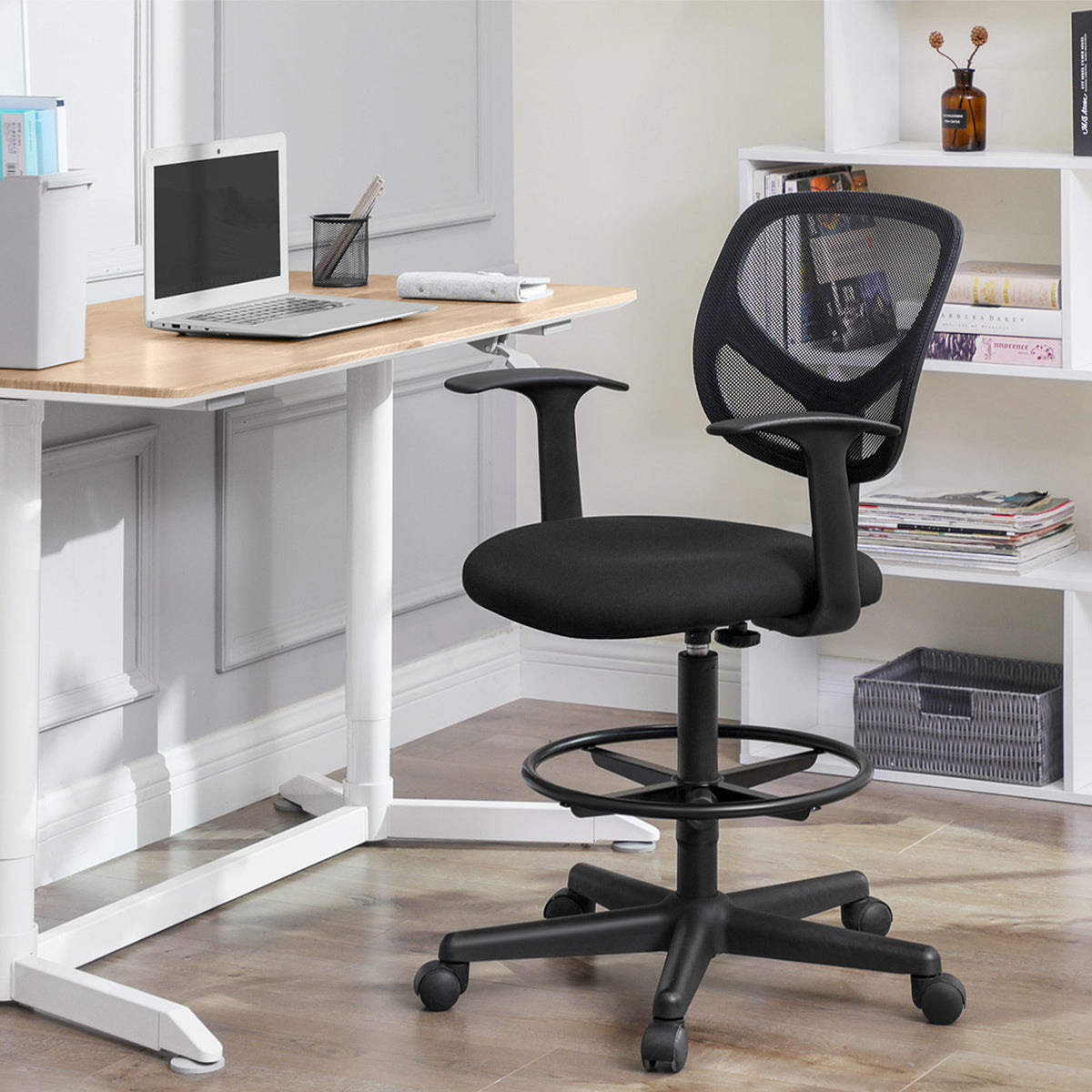 Ergonomiczne krzesło obrotowe z podłokietnikami i podnóżkiem