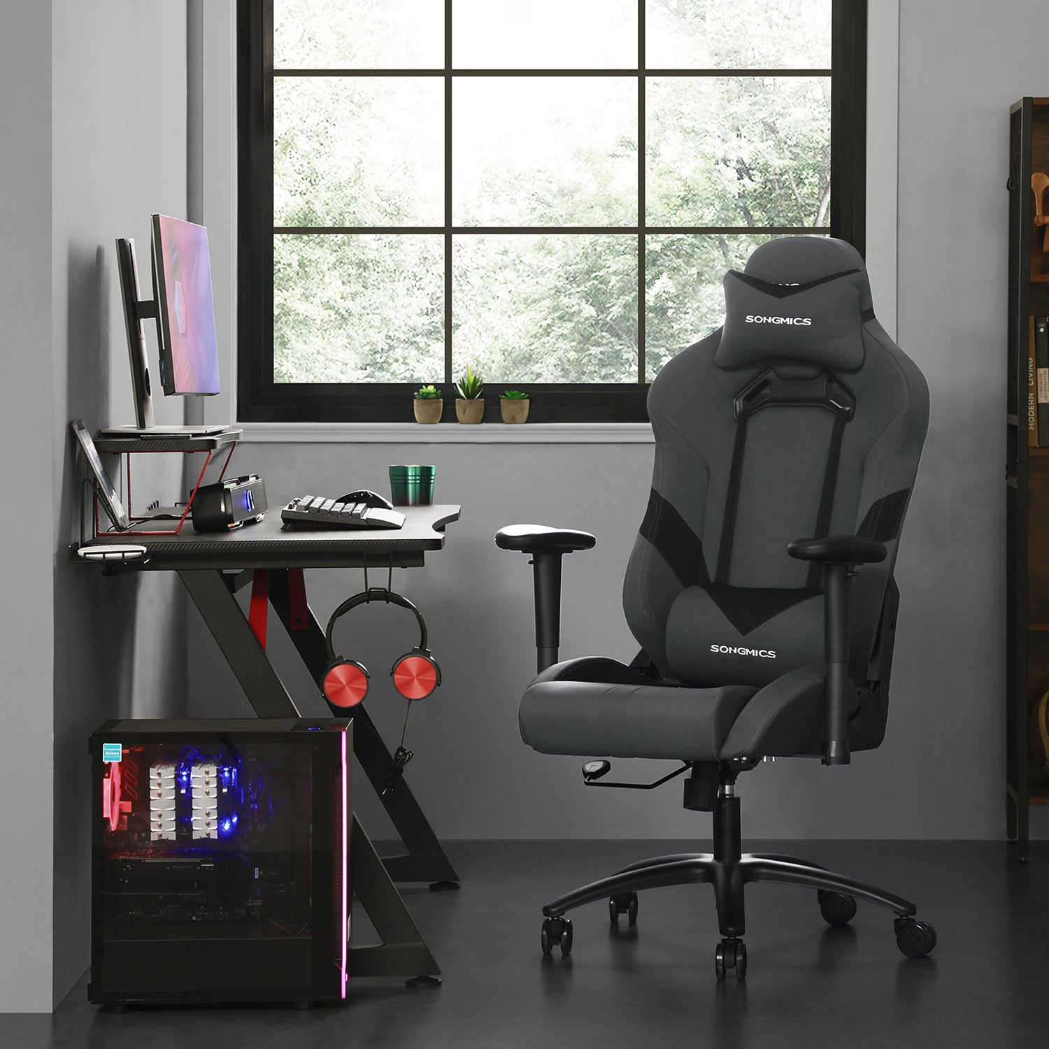 Szare ergonomiczne krzesło gamingowe z poduszką lędźwiową